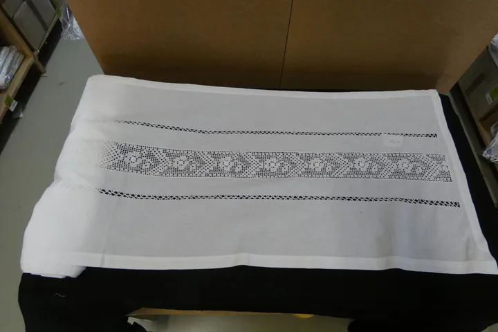 1x Karton Vorhänge mit Menge auf dem Karton (ca. 45 cm hoch) Maße in cm ca. 45 x 1000 | ca. 80 Stück